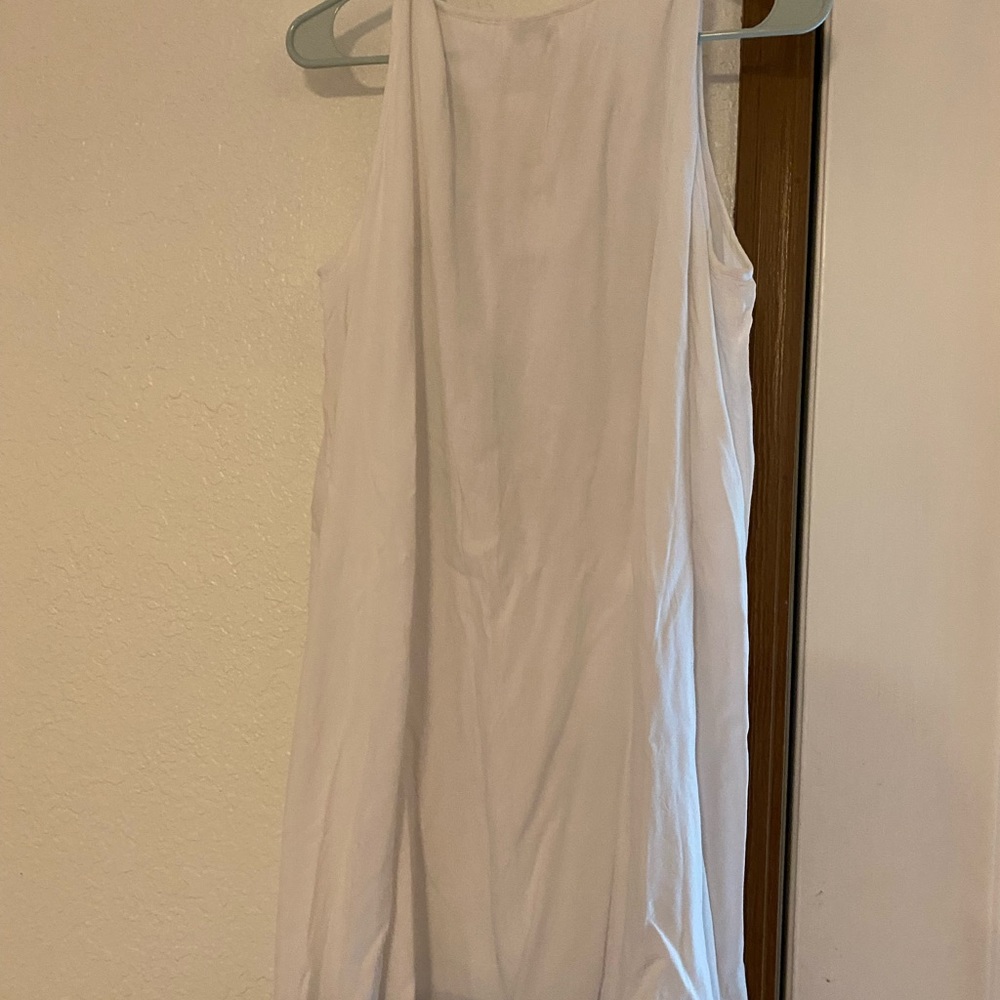 Embroidered dress. - Picture 3 of 5